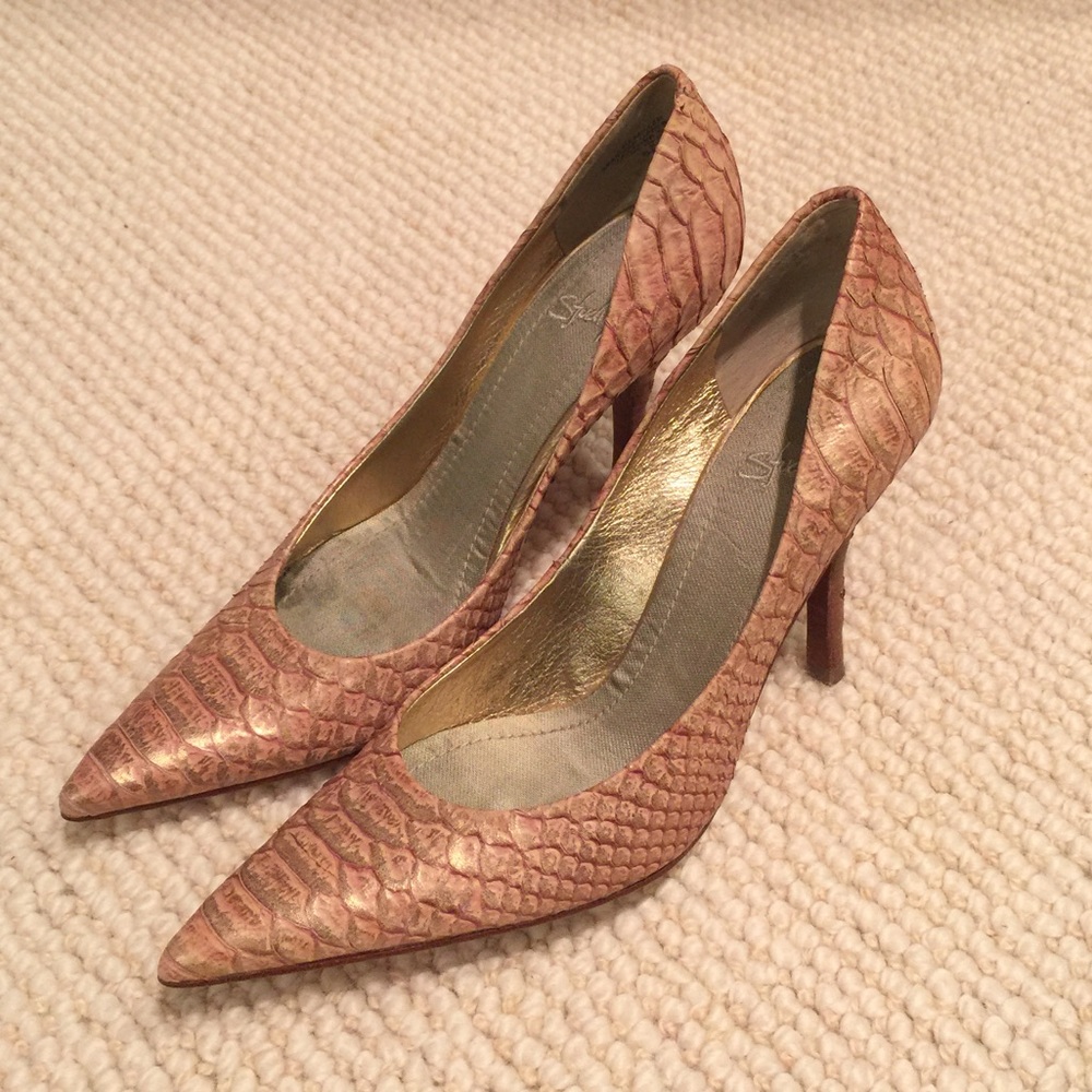 Studio 9 Pointy Toe Pumps 5.5
